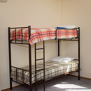 Кровати двухъярусные,  односпальные для хостелов,  гостиниц